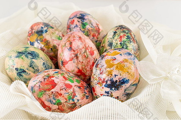 手画色彩斑斓的复活节鸡蛋