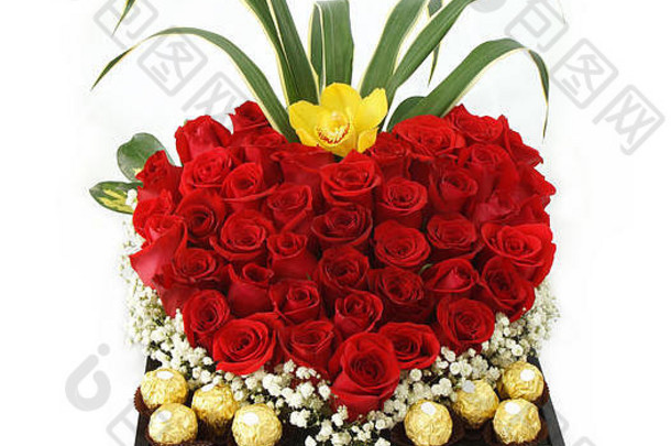 花礼物安排使红色的玫瑰巧克力内部木能白色背景