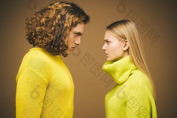 年轻的时尚夫妇时尚<strong>照片</strong>优雅的夫妇工作室夫妇肖像黄色的背景