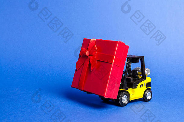 黄色的叉车卡车携带红色的礼物盒子弓购买交付现在零售折扣竞赛比赛促销活动分辨