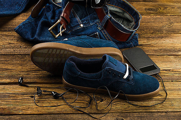 黑暗蓝色的男人的鞋子牛仔裤智能<strong>手机配件</strong>木背景