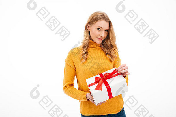 图像可爱的快乐的年轻的女人站孤立的白色背景相机持有惊喜礼物盒子