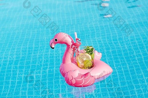 新鲜的coctail莫吉托充气粉红色的火烈鸟玩具游泳池假期概念