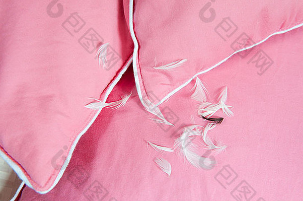 白色羽毛泄漏粉红色的棉花枕头