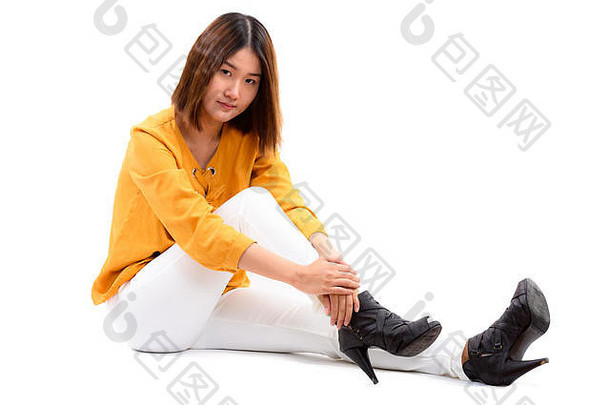 工作室拍摄年轻的美丽的亚洲女人坐着地板上