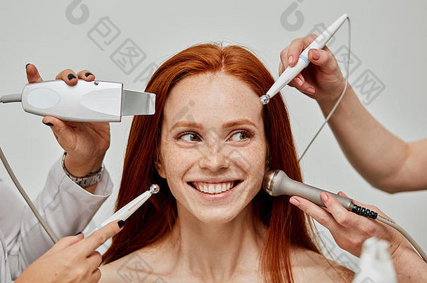 概念上的图像女情感脸美容师手设备