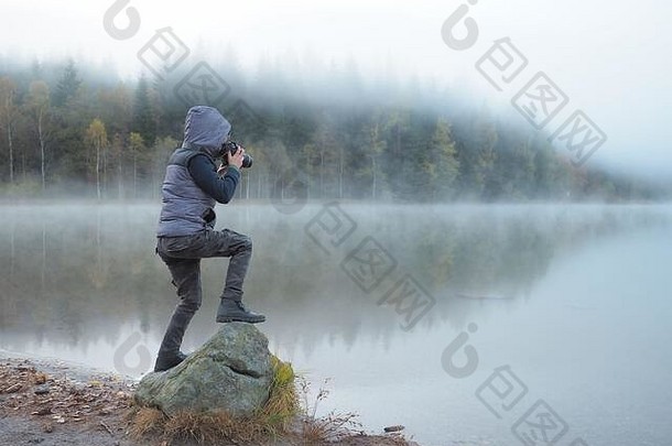 有创意的孩子孩子摄影师男孩相机采取景观图片湖