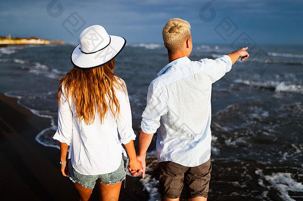 快乐年轻的夫妇有趣的爱海滩阳光明媚的一天