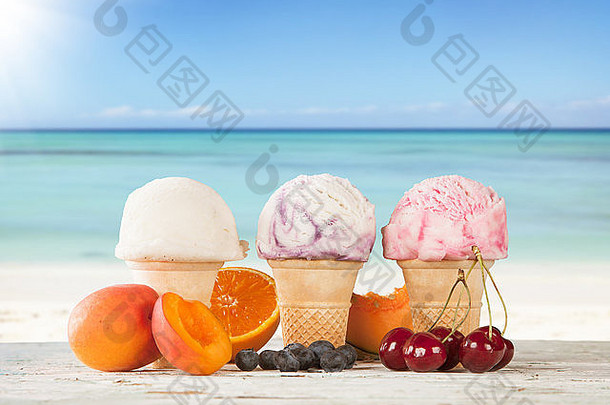 集种类水果冰奶油木甲板模糊海背景