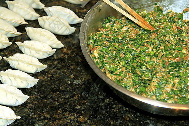 中国人饺子碗猪肉韭菜填充