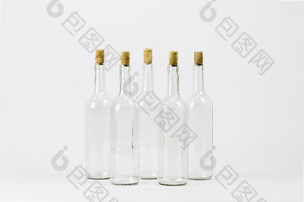 集团空玻璃瓶软木塞孤立的白色背景