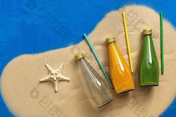 海沙子海星让人耳目一新瓶装汁蓝色的画背景暂存海滩假期概念夏天<strong>旅行</strong>前视图
