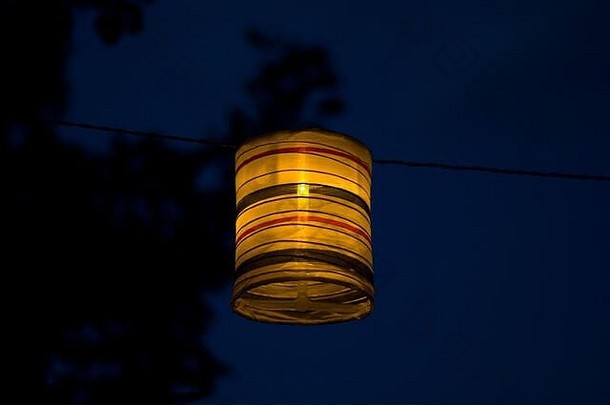 灯笼院子里晚上温暖的光挂灯笼自然光晚上时间