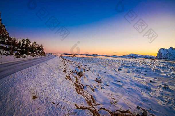 户外视图路覆盖雪海边冻湖令人惊异的日落冬天北极圆