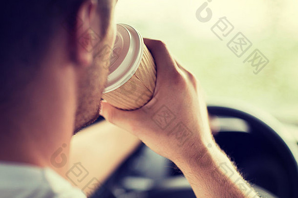 男人。喝咖啡开车车