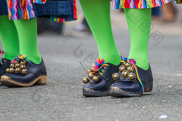 人节日黑色的鞋子绿色连裤袜钟色彩鲜艳的色彩斑斓的服装斯沃尼奇苏贝克多塞特郡英格兰