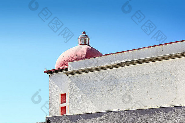 墨西哥白色房子红色的圆顶