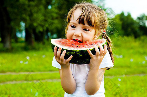 可爱的女孩吃西瓜草夏季