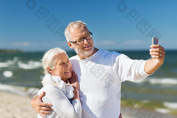 快乐高级夫妇拥抱夏天海滩