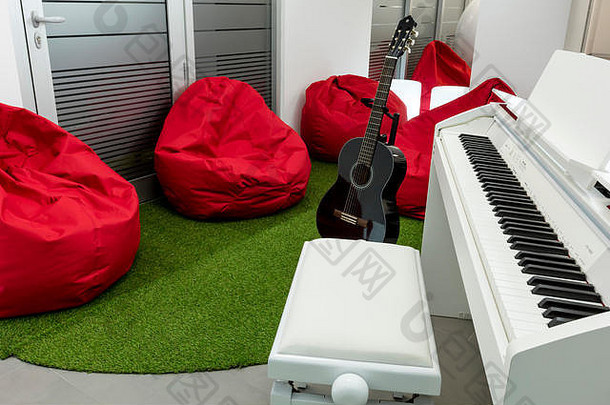 现代<strong>音乐教室</strong>白色计划黑色的吉他红色的箱包背景