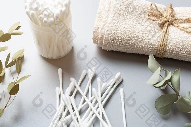 生态美护理产品灰色的背景竹子牙刷毛巾耳塞