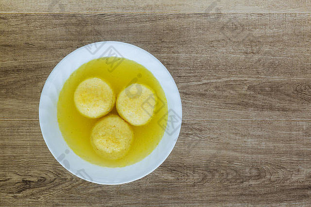 无酵饼球碗汤自制的健康的以色列人