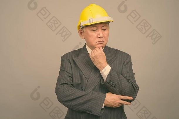 肖像成熟的亚洲商人工程师