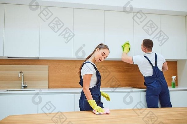 年轻的专业人士清洁服务<strong>大扫除</strong>厨房女人特殊的设备擦拭灰尘表格背景男人。擦拭