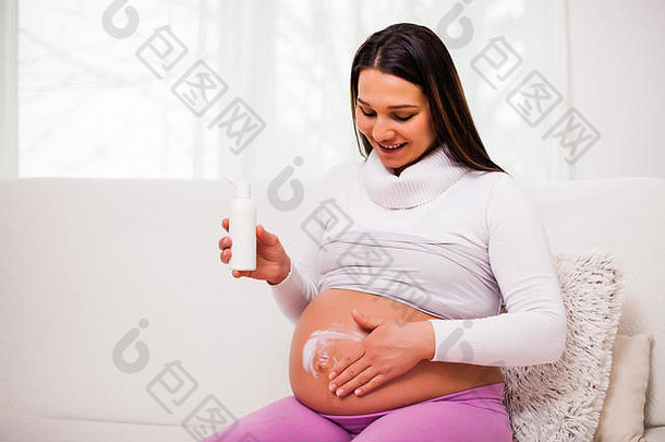 怀孕了女人应用皮肤奶油胃