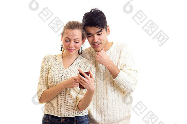 年轻的夫妇智能手机