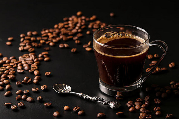 咖啡光杯黑暗背景分散咖啡豆子表格水平取向