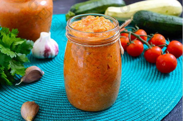 美味的南瓜鱼子酱Jar表格自制的鱼子酱西葫芦大蒜胡萝卜番茄酱汁素食主义者厨房