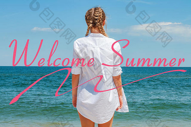 海背景信夏天美丽的女人白色衬衫海洋海滩享受自由