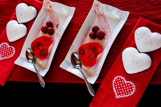 美味的情人节自制的Flan甜点噪音焦糖甜点树莓