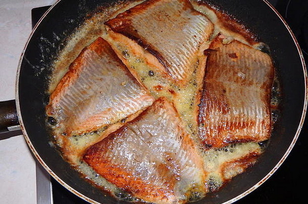 烤大马哈鱼热石油新鲜的大马哈鱼鱼片