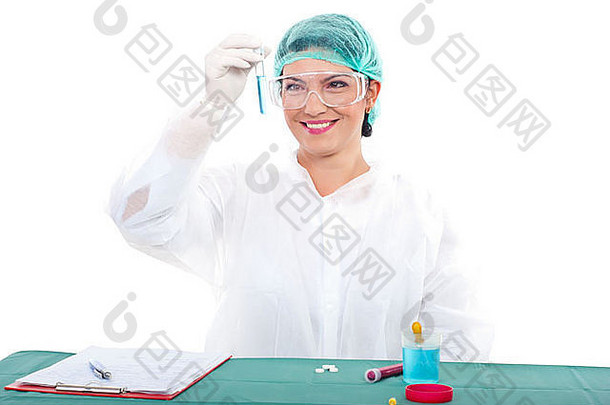 微笑实验室女人管蓝色的液体