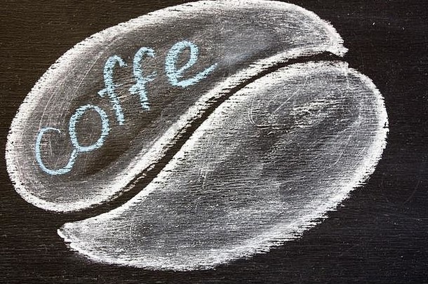咖啡豆子用粉笔写黑色的董事会
