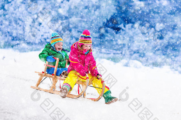 女孩男孩享受雪橇骑孩子滑雪橇蹒跚学步的孩子骑雪橇孩子们玩在户外雪孩子们雪橇阿尔卑斯山脉山