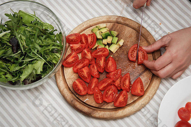 切割红色的番茄木董事会过程准备健康的沙拉厨房背景