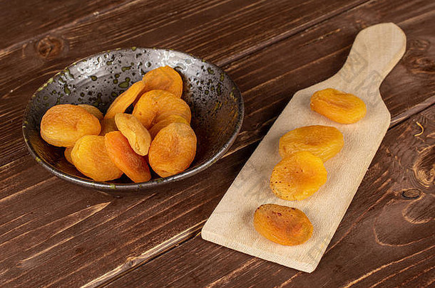 很多干橙色杏木切割董事会上釉碗棕色（的）木