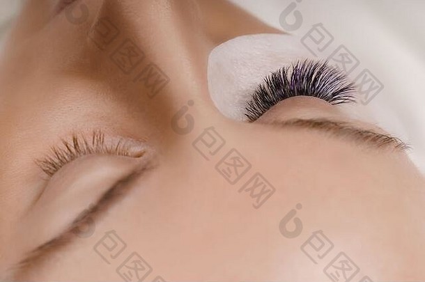 睫毛扩展过程关闭视图美丽的女眼睛长睫毛光滑的健康的皮肤