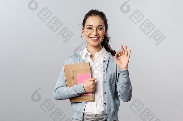 教育老师大学学校概念优秀的学校加入在线教训肖像满意年轻的女学生眼镜