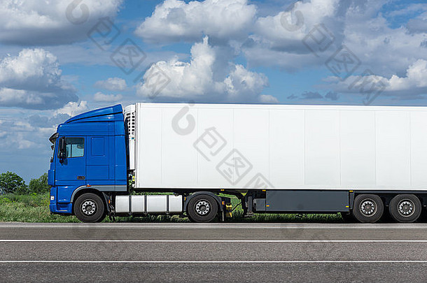 白色卡车路货物运输