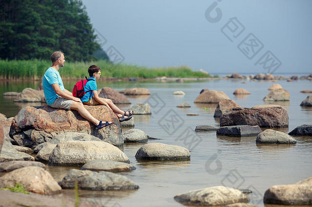 家庭享受风景优美的视图岩石海岸卡斯穆北爱沙尼亚