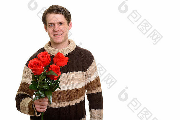 快乐英俊的高加索人男人。持有红色的玫瑰准备好了的