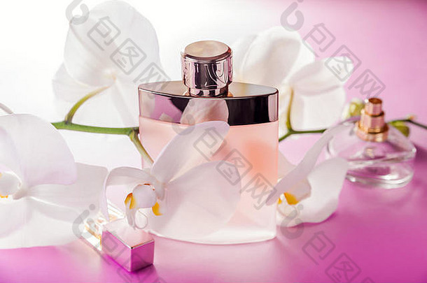 瓶香水白色兰花粉红色的背景