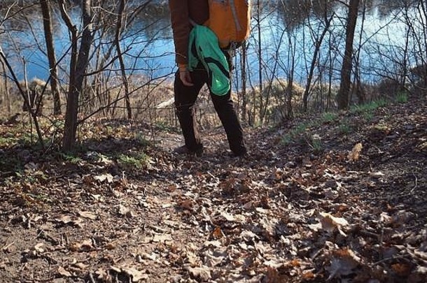 主题旅游旅行自然高加索人男人。背包徒步旅行山覆盖树叶树湖储层活跃的