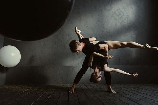 灵活的芭蕾舞舞者显示技能