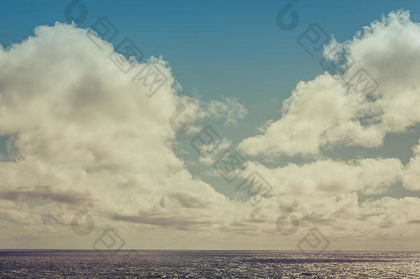 毛茸茸的云平静海洋水图像复古的过滤器应用