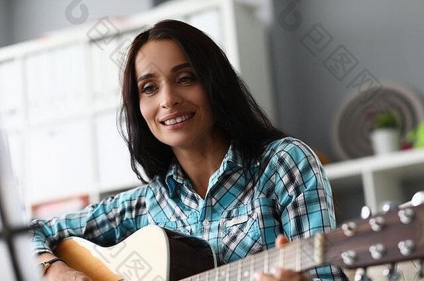积极的很高兴浅黑肤色的女人女人玩吉他